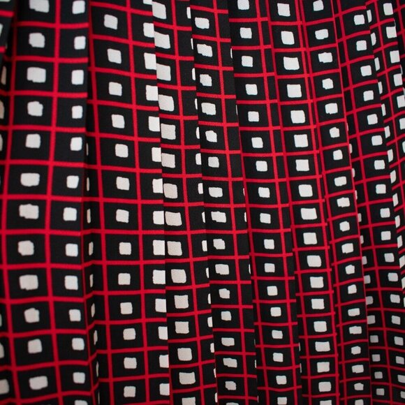 Loft Women's Size Medium Boat Neck Back Printed Geo Pleated Sweatshirt Black Red - Picture 5 of 8